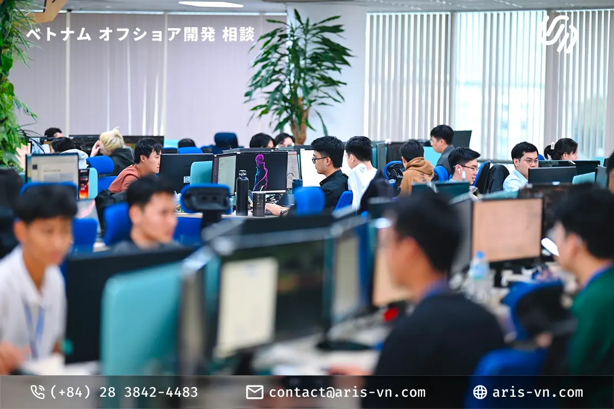 ベトナムのオフィスで業務に取り組むARISのエンジニアチーム