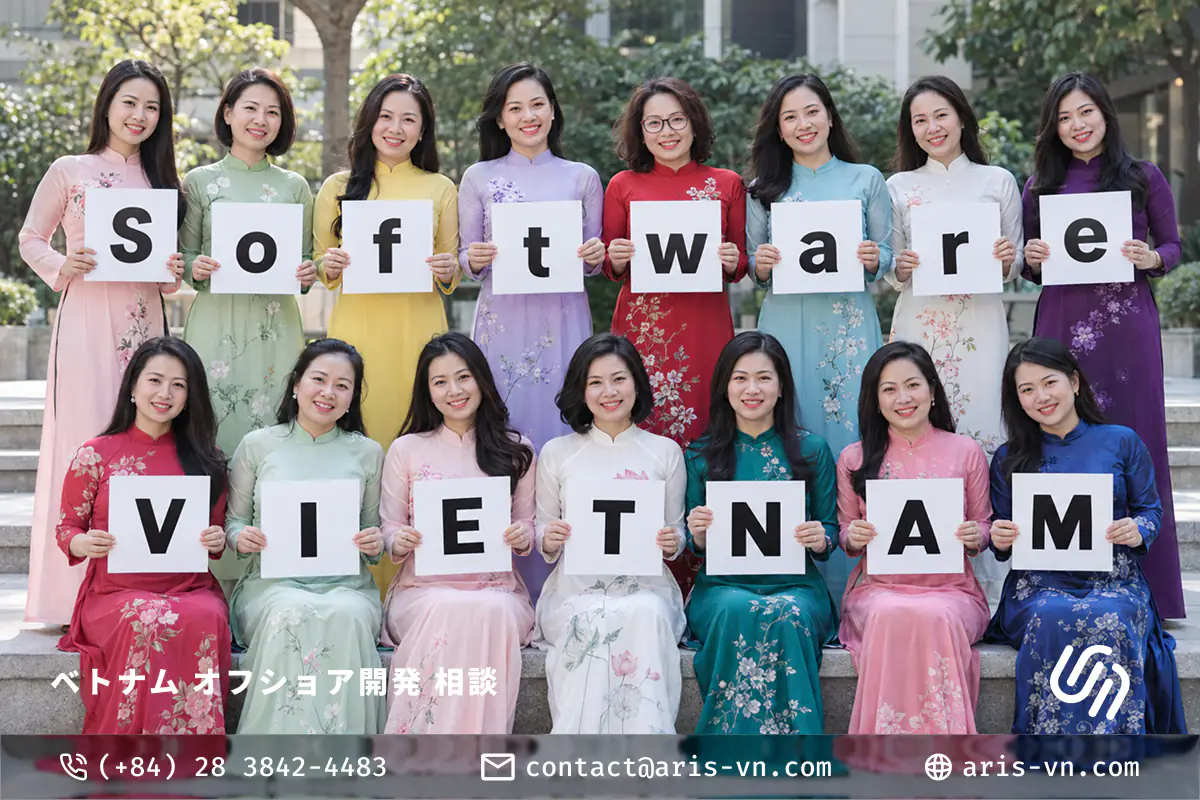 15 người mặc áo dài nhiều màu cầm các tấm bảng chữ ghép thành "Software VIETNAM"
